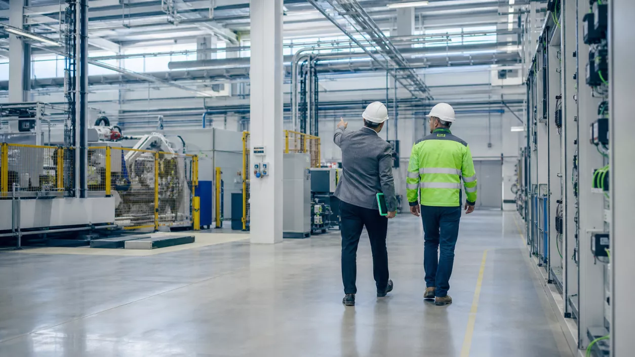 Energieberater und Betriebsverantwortlicher bei der gemeinsamen Besichtigung einer Produktionsanlage